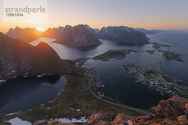 Abends im Mai Sonnenlicht über dem Dorf Rene und Fjordgebirgslandschaft vom Gipfel des Reinebringen  MoskenesÃ¸y  Lofoten  Norwegen