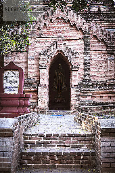 Eingang eines kleinen buddhistischen Tempels in Bagan  Myanmar