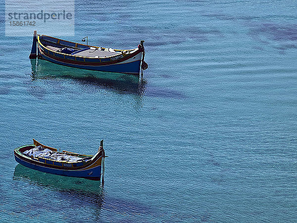Traditionelle maltesische Fischerboote in ruhigen Gewässern