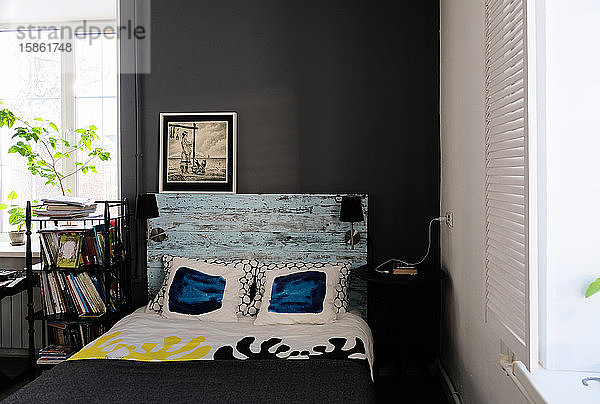 Gemütliche  graue  moderne Schlafzimmereinrichtung mit Möbeln
