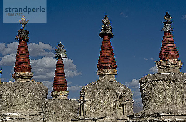 Stupas um die Stadt Leh  Nordindien