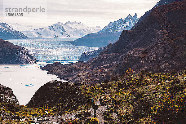 Atemberaubende Landschaft mit Bergsee und Spaziergängern