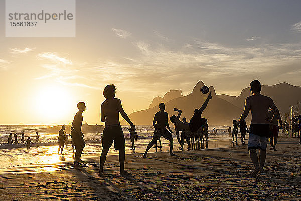 Schöne Aussicht auf den Sonnenuntergang in Ipanema für Fußballspieler am Strand