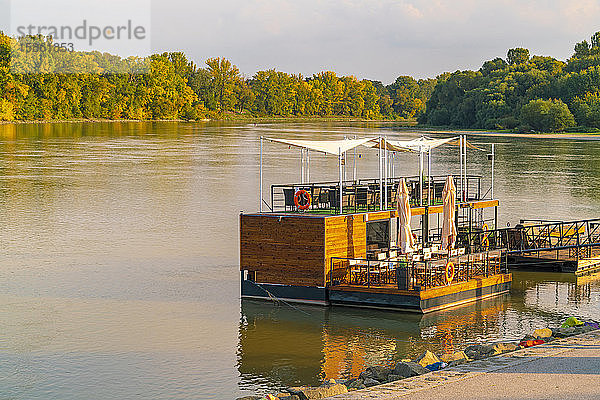 Restaurantboot oder Club Szentendre auf der Donau mit Wald