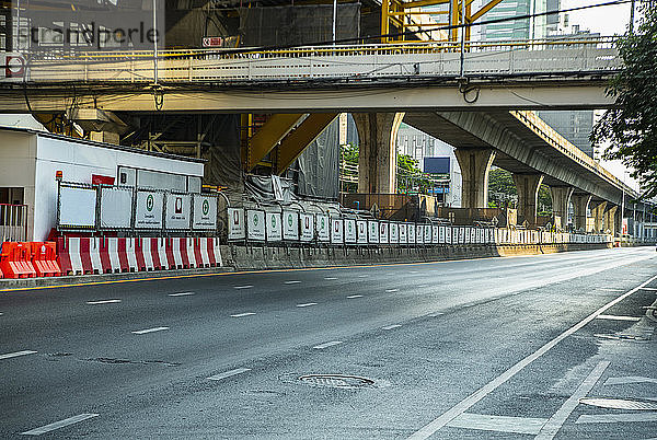 leere Straße im CBD-Gebiet von Bangkok