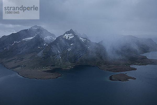 Frühlingsschneesturm zieht über die Berge des Lofotodden-Nationalparks oberhalb von Selfjord  MoskenesÃ¸y  Lofoten  Norwegen