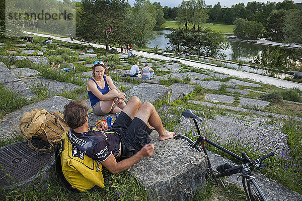 Menschen entspannen und unterhalten sich in der Universität Irchelpark  ZÃ¼rich  Schweiz