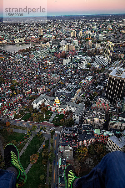 Bostoner Luftaufnahmen von Stadtgebäuden bei Sonnenaufgang aus dem Hubschrauber.