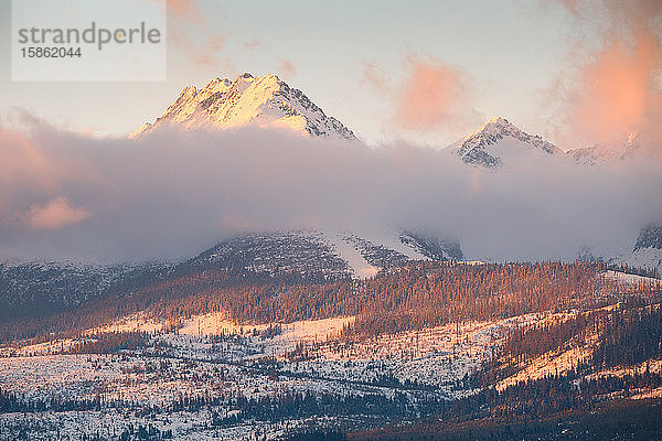 Winterlandschaft mit Gebirge Hohe Tatra in der Nordslowakei.