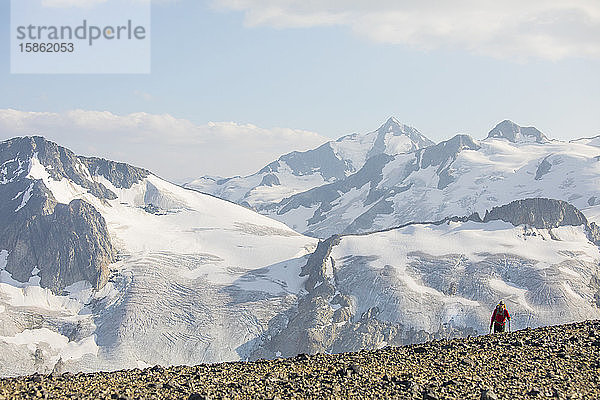 Kleiner Mann taucht über den Gratkamm vor dem Gletscher auf