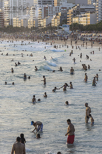 Badegäste am Strand von Ipanema Beach mit Gebäuden auf der Rückseite des Strandes