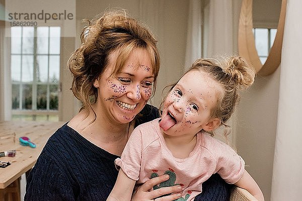 Mutter und Tochter haben Spaß daran  zu Hause Verkleiden zu spielen