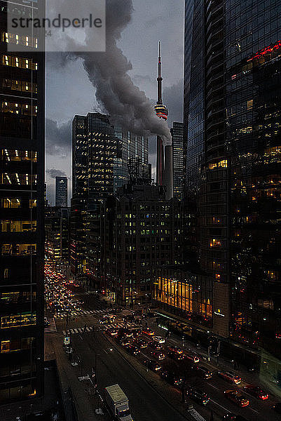 CN Tower und hohe Gebäude in der Innenstadt von Toronto  Kanada bei Nacht.