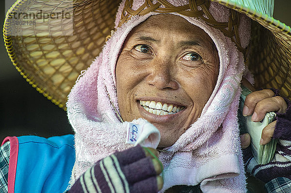 Straßenmarktarbeiter mit traditionellem orientalischem Hut