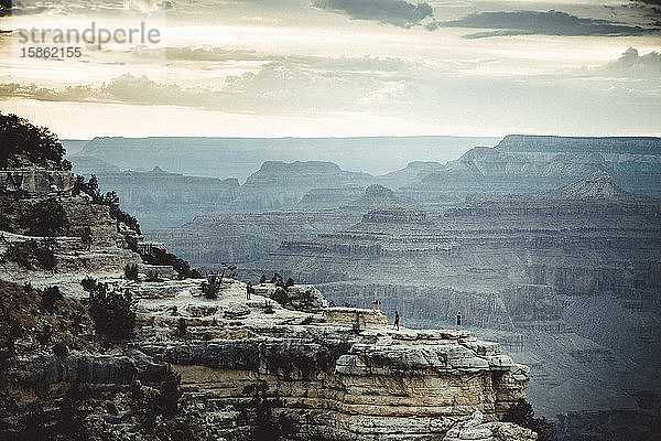 Menschen über Klippen Felsen im Grand Canyon