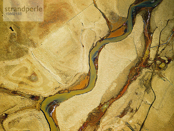 Luftaufnahme eines mäandrierenden Flusses in Island