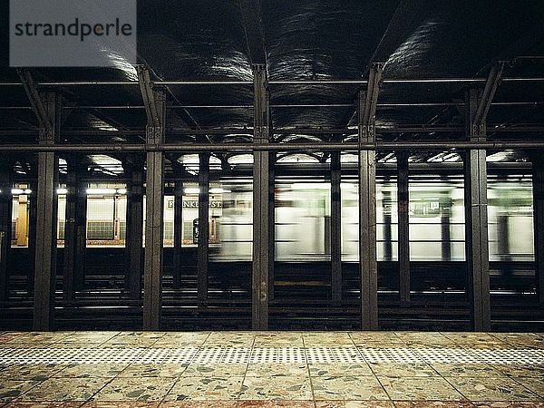 Innenansicht der U-Bahn  die durch die Station in NYC fährt