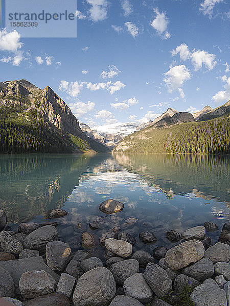 Landschaftliche Ansicht des Lake Louise in den Rocky Mountains von Alberta.