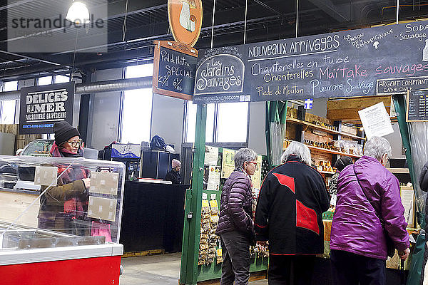 Frauen beim Einkaufen in Les Jardins Sauvages  Jean-Talon-Markt