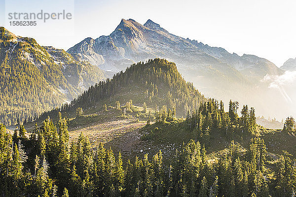 Luftaufnahme des Morgenlichts auf dem Robertson Peak  B.C.  Kanada.