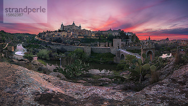 Wunderschöner Panoramablick auf Toledo bei Sonnenuntergang. Reisekonzept.