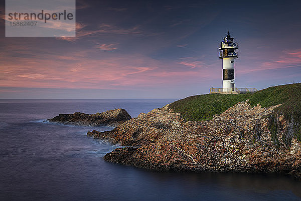 Leuchtturm an der Küste von Ribadeo  Galicien  Spanien