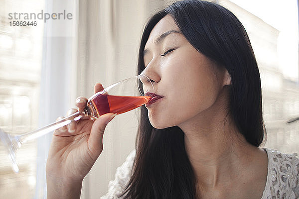 Frau trinkt ein Glas Wein