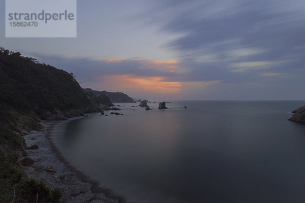 Sonnenuntergang an der asturischen Küste von Playa del Silencio Spanien