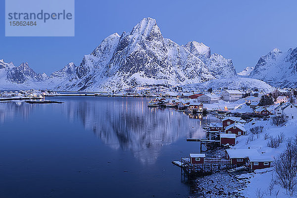 Winterbesinnung auf den Olstinder Berggipfel im Hafen von Reine  MoskenesÃ¸y  Lofoten-Inseln  Norwegen