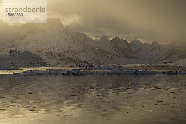 Einziehender Schneesturm verdeckt Berggipfel von MoskenesÃ¸y  Lofoten  Norwegen