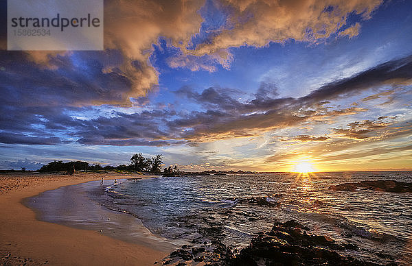 Der Blick kurz vor Sonnenuntergang auf den Strand von Makalawena auf der Großen Insel.