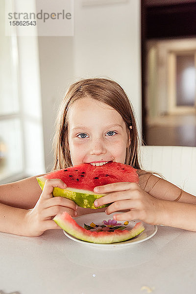 Kleines Mädchen isst eine Wassermelone