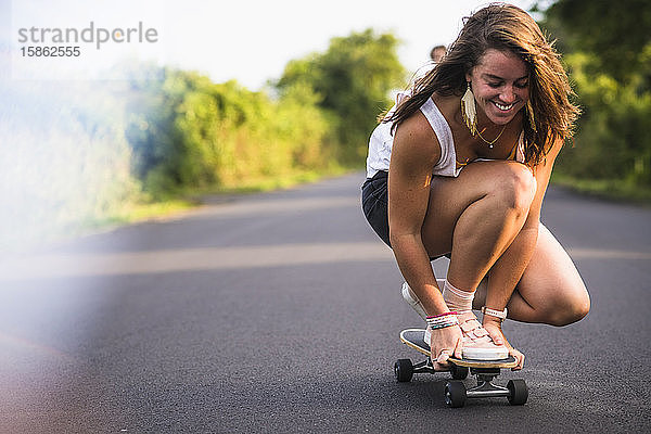 Junge Frauen beim Skateboarden im Sommer