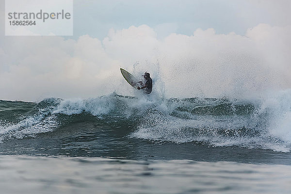 Surfer auf einer Welle