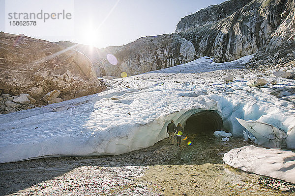 Ehepaar im Ruhestand betritt Eishöhle während einer Luxus-Abenteuertour.