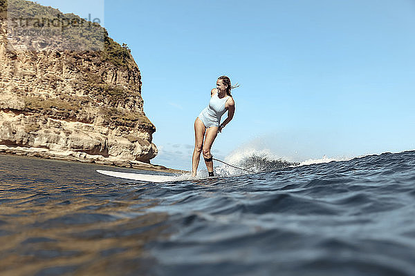 Lächelnde Frau beim Surfen