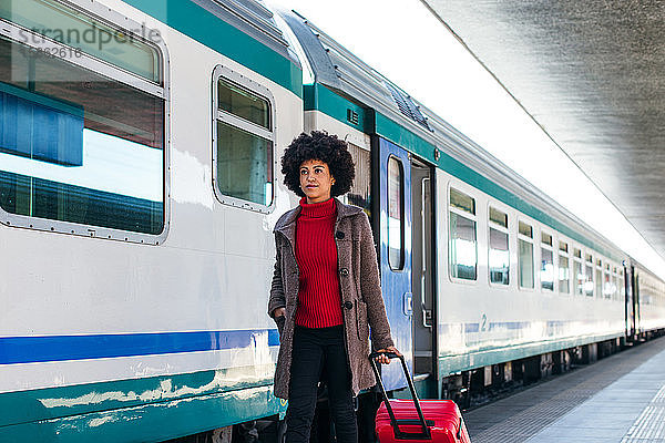 Elegante Frau auf Geschäftsreise im Zug