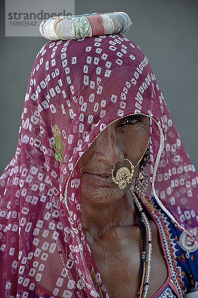 Rajasthanische Frau mit traditioneller Kleidung und Nasenring