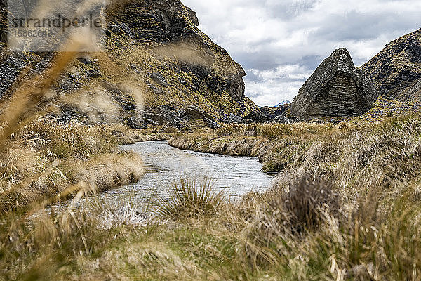 Zerklüftete alpine Landschaft mit einem Bach und Felsen in Neuseeland