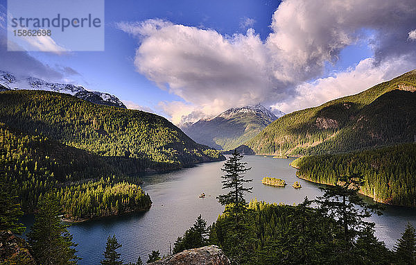 Die Aussicht vom Diablo Lake Overlook im North Cascades National Park