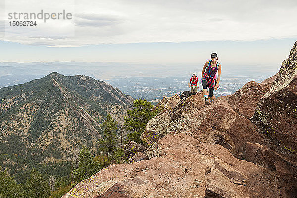 Wanderer und Hundewanderung zum Gipfel des Bear Peak über Boulder  Colorado