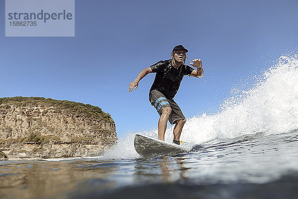 Surfer auf einer Welle