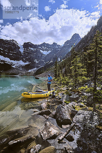 Ein Mann bereitet sich auf eine Rafting-Tour über den Cirque Lake in Banff  Alberta  vor
