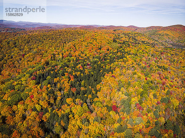 Dramatisches Herbstlaub aus der Luft gesehen in der Nähe von Quechee  Vermont.