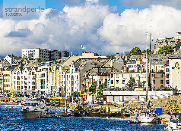 Boote am Brosundet-Kanal festgemacht  Alesund  Norwegen