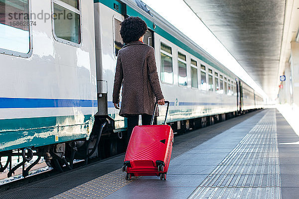 Elegante Frau auf Geschäftsreise im Zug