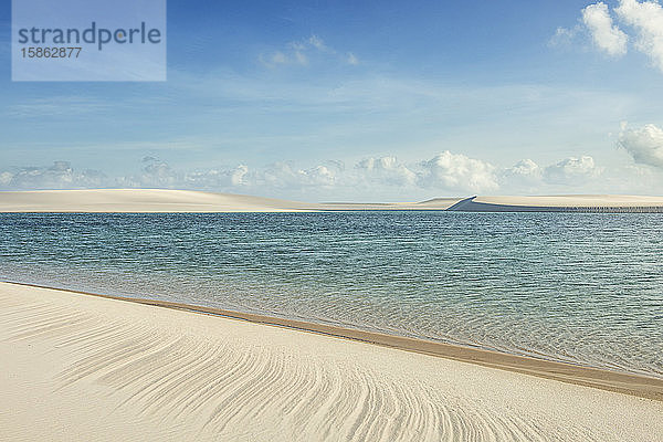 Ein See mit klarem  blauem Wasser im Lencois-Maranhenses-Nationalpark