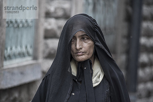 Indische Witwe in Trauer mit schwarzem Sari auf den Straßen