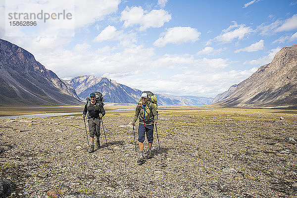 Zwei Rucksacktouristen wandern am Akshayak-Pass  Kanada.