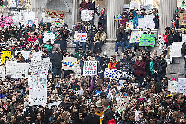 Menschen protestieren gegen Reiseverbot für Präsident Trump Muslim in Denver  Colorado